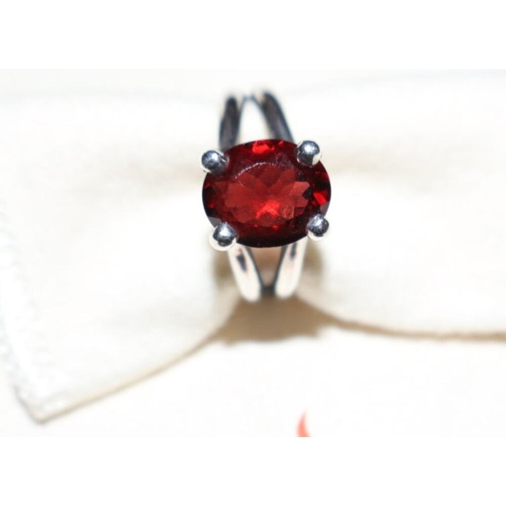 NWOT Garnet oval gemstone ring from James Avery size 8